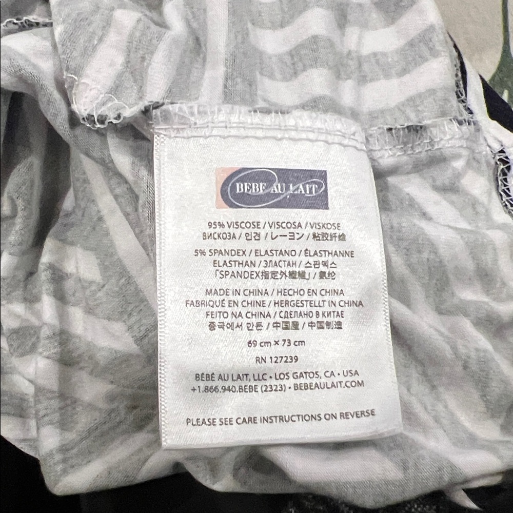 Bebe au Lait black and white nursing cover